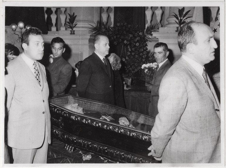 Gattatico-Reggio Emilia, 27-30 marzo 1970, Funerali di Alcide Cervi, camera ardente di Alcide nella Sala del Tricolore di Reggio Emilia, picchetto d'onore